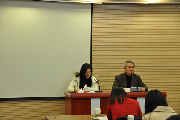 2.申有哲教授在做报告.JPG