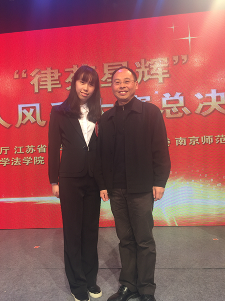 3 best365官网宋晓副经理向王珺洁同学表示祝贺.JPG 3 best365官网宋晓副经理向王珺洁同学表示祝贺.JPG
